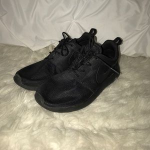 All black nike roshe